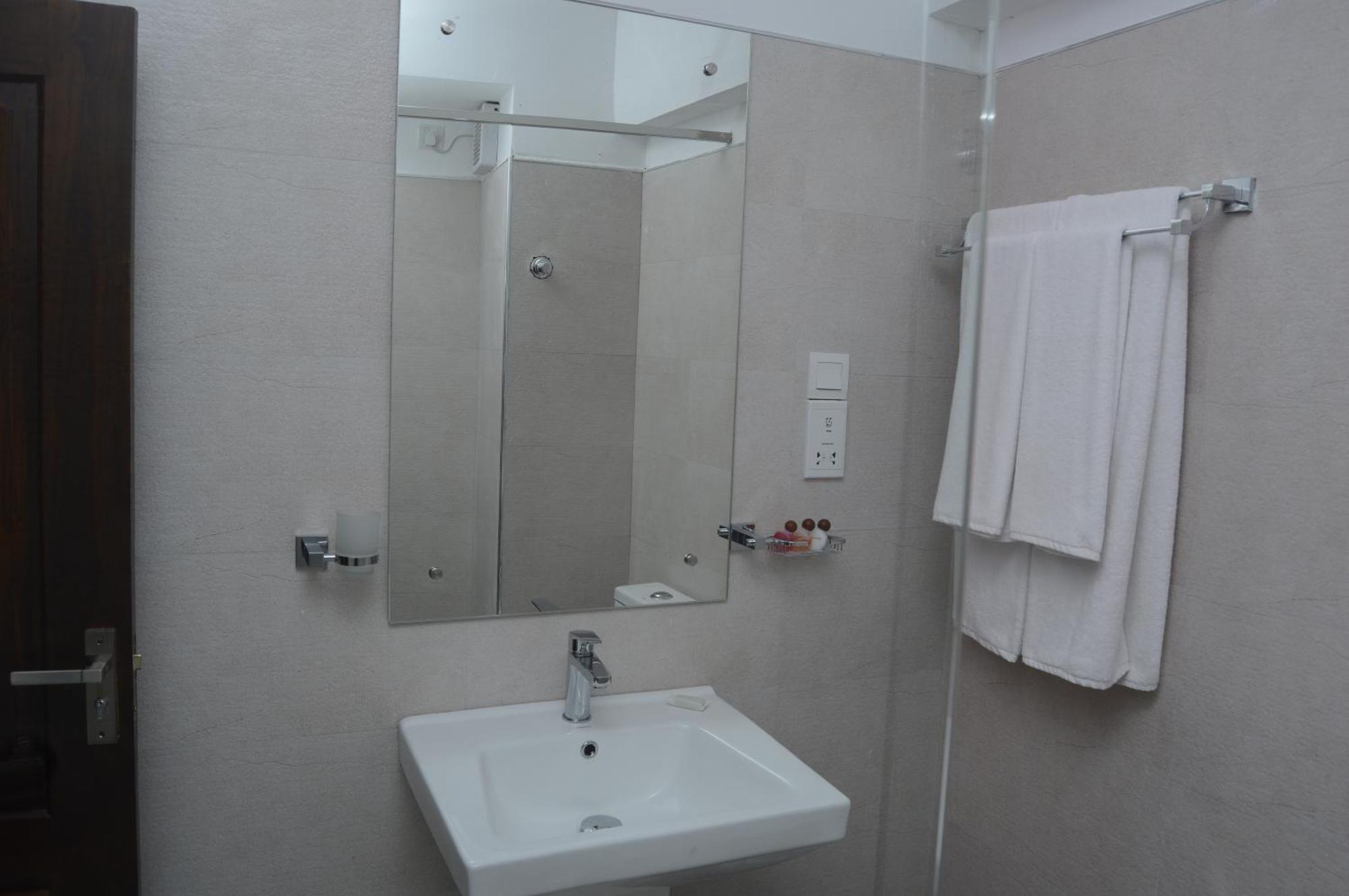 360 Lake View Hotel Канди Экстерьер фото